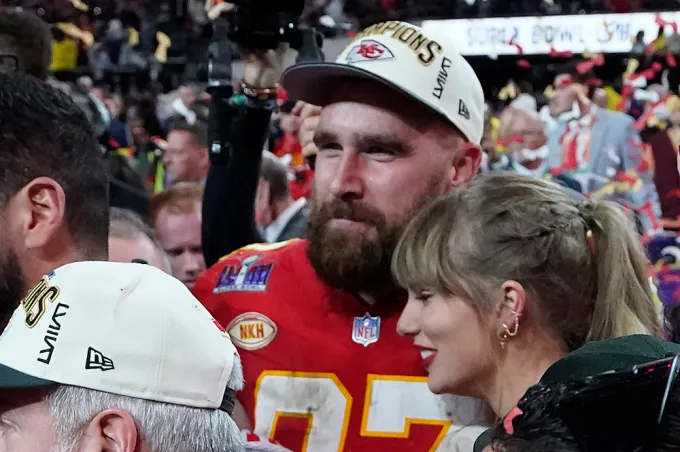 Travis Kelce Is Reportedly Flying to Singapore to See Girlfriend Taylor Swift Perform 66